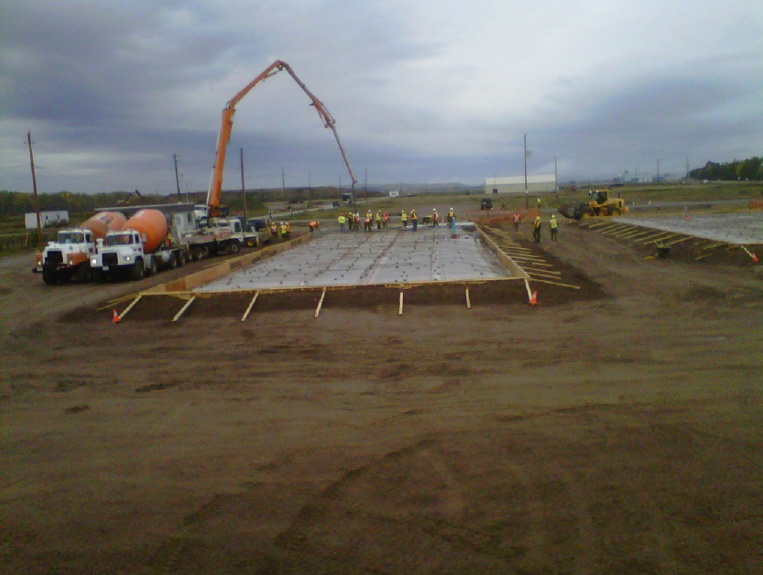 2 CER pouring the Storage Building slab on grade foundation // Le 2RGC coule le béton pour les fondations de l’entrepôt