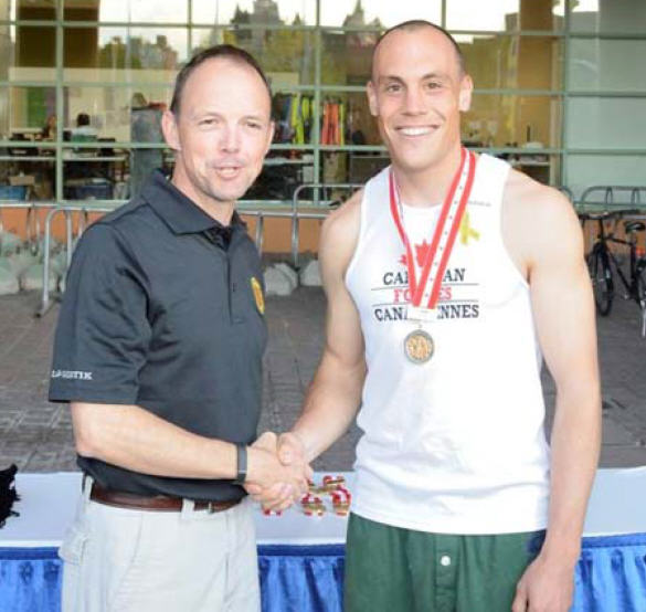 Le capitaine Craig Fettes (à droite) en compagnie du président d’honneur du Championnat national de course des Forces armées canadiennes, le brigadier‐général Alain Pelletier