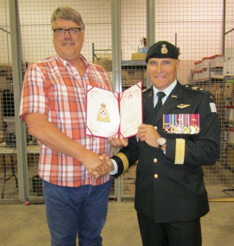 M. Keith « Stoney » Stobert a reçu la mention élogieuse du commandant de l’Armée canadienne des mains du BGen J.C.G. Juneau, comdt 3e Div