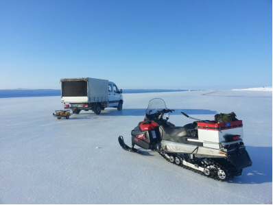 RCAF members conduct grip-test of the compressed snow runway // Des membres de l’ARC effectuent des tests d’adhérence sur la piste de neige compactée.
