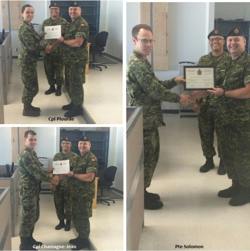 Students receiving certificates // Les étudiants reçoivent leurs certificats.