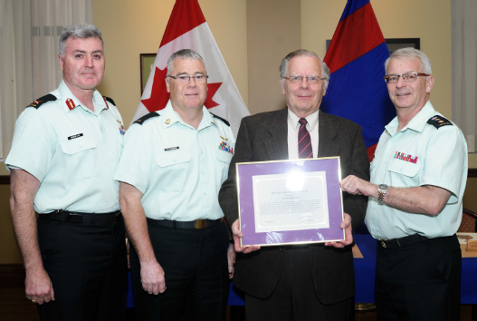 BGen K.D. McQuillan (CAF Chief Military Engineer), CWO K.A. Patterson (CME Branch CWO), Mr. Ken Holmes and BGen S.M. Irwin (Ret’d), CME Colonel Commandant. Presentation date: 7 May 2015//Bgén K.D. McQuillan (Ingénieur militaire en chef des FAC), Adjuc K.A. Patterson (Adjuc de la Branche du GMC), M. Ken Holmes et Bgén S.M. Irwin (à la retraite), colonel commandant du GMC. Date de la remise : le 7 mai 2015 
