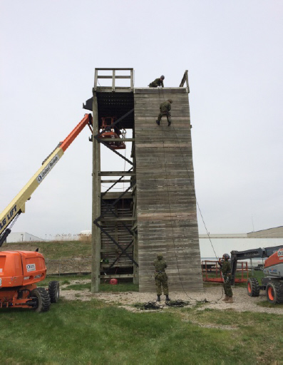 Members of 2 Combat Engineer Regiment rappel down and prepare the high wall for deconstruction // Les membres du 2e Régiment de génie du combat font une descente en rappel et se préparent à démonter le mur élevé