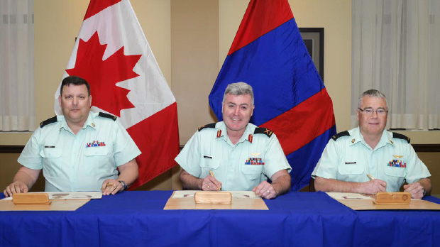 (from left to right)  CWO R.G. Swift, CD (Incoming CME Branch CWO), BGen K.D. McQuillan, OMM, CD (CAF Chief Military Engineer) and  CWO K.A. Patterson, MMM, CD (Outgoing CME Branch CWO) signing the Branch CWO change of appointment certificate//(de gauche à droite)  Adjuc R.G. Swift, CD (Adjuc du GMC entrant), Bgén K.D. McQuillan, OMM, CD (Ingénieur militaire en chef des FAC) et l’Adjuc K..A. Patterson, MMM, CD (Adjuc du GMC sortant) signant officiellement  le parchemin de passation des fonctions de l’Adjuc 