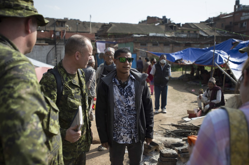 WO Steve Winstanley speaks with a local volunteer inside a camp for Internally Displaced Persons during a reconnaissance patrol by elements of the DART // L&rsquo;adjudant Steve Winstanley parle avec un bénévole local dans un camp de personnes déplacées (IDP) au cours d&#39;une patrouille de reconnaissance