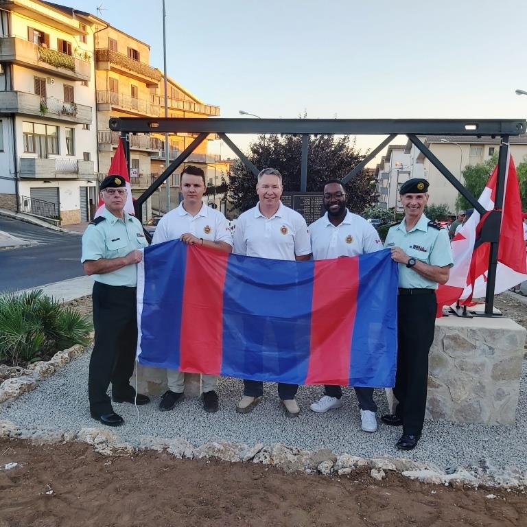 Col Comdt, Branch CWO et trois membres du 33 CER posent devant le monument RCE à Leonforte, 26 juillet 23