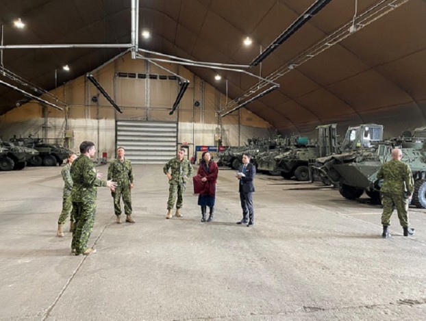 (L-R): Edmonton RPO Det OC, Maj Mackenzie Smith; 1 CER DCO, Maj Melissa Gilbride; 1 CER CO, LCol Michael Veitch, RPOU(W) CO, LCol John Hallett are explaining the legacy issues on temporary solution defy to the government green directives with DMA, Natasha Kim, and the Senior Advisor to the DM, Jayson Derow. Photo by: MWO James Richardson
