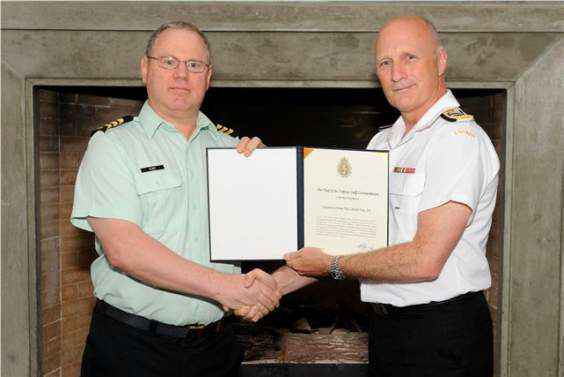 LCol Paul Fleet, MSM, CD receives the CDS Commendation