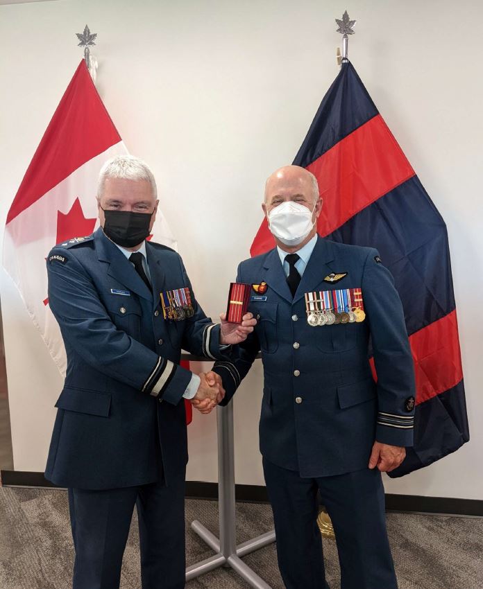 MGen K. Horgan presents the CD to Maj R. Dunning. / Le Mgén K. Horgan présente le CD au Maj R. Dunning
