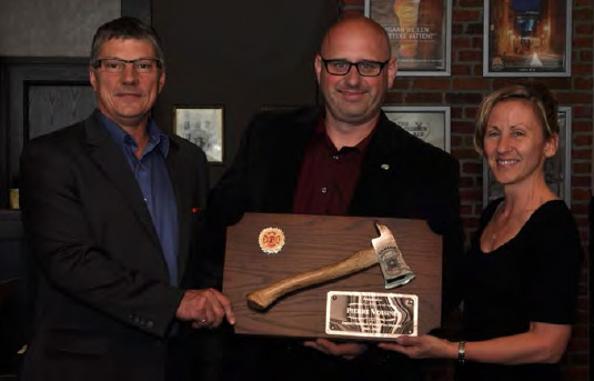 Mr. Voisine is presented with a plaque by Mr. Gaétan Morinville, CFFM, and Col Darlene Quinn// M. Voisine a reçu une plaque, présentée par M. Gaétan Morinville, DSIFC, et le Col Darlene Quinn