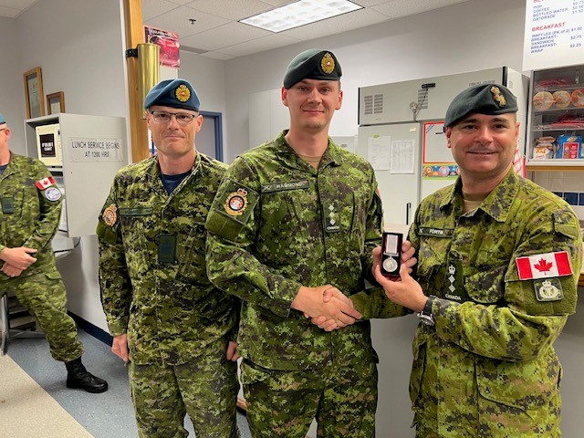 Photo 1 – (L-R) CF RP Gp CWO, CWO Sean McGinn, Section Edmonton RO, Capt James Hammond, and CF RP Gp Comd, Col Eric Fortin during Operational Service Medal – Expedition presentation.