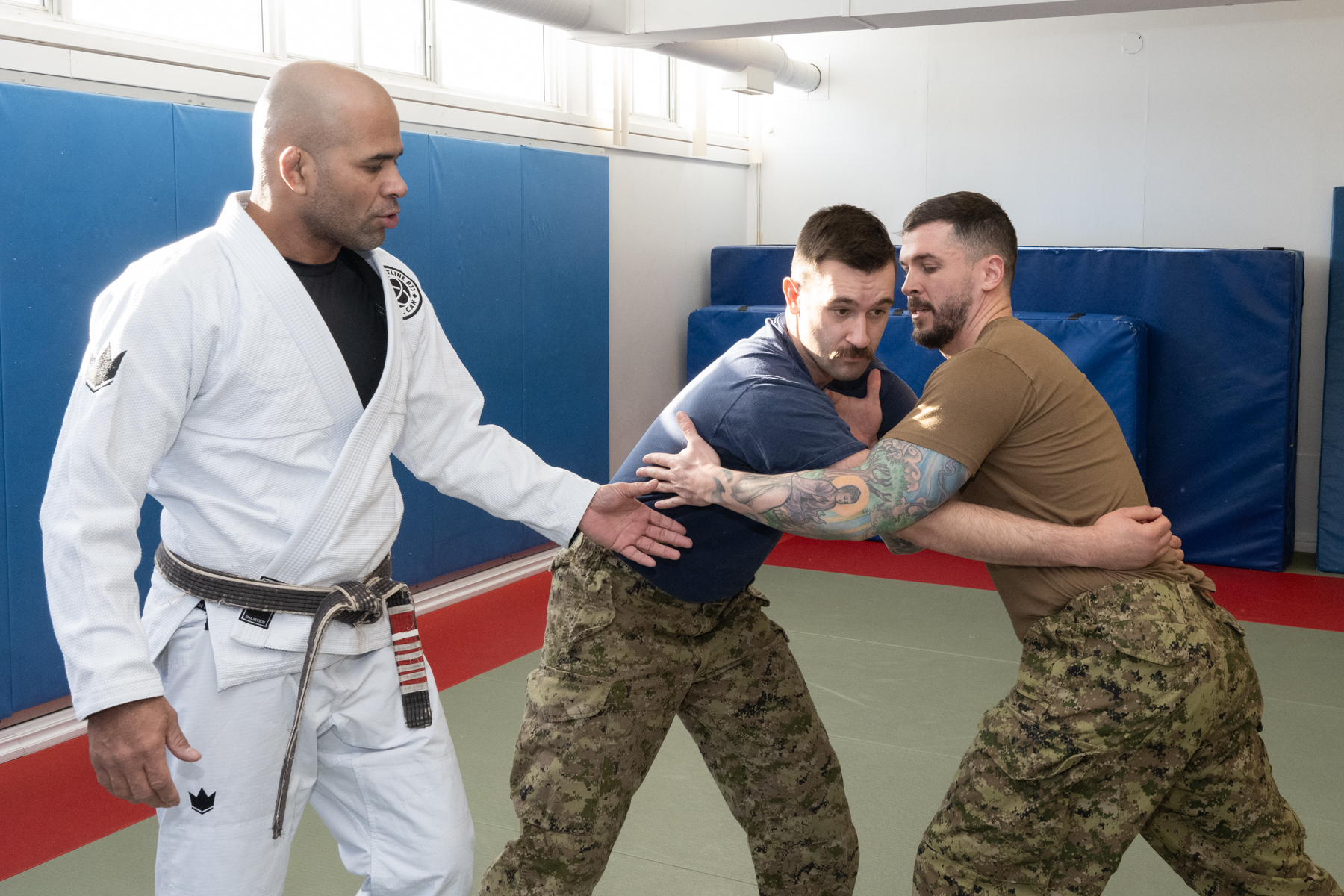 Professor Rodrigues (L) instructing Capt Jordan Simpson (R), 3 Div Training Officer, on new techniques.