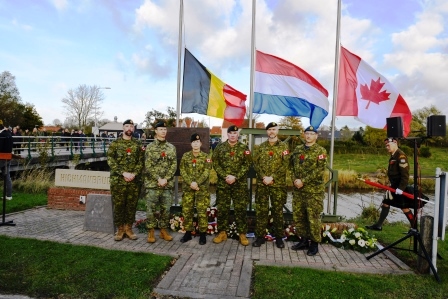 Photo 3 Hickman Bridge commemoration 7 Nov 21. (L to R) (left to right): MCpl Alain Bossé, LCol John Timmermans, WO Sandra Gulin, Maj Stéphane Laplante, LCol Chris Middleton, and LCol Allan Taylor