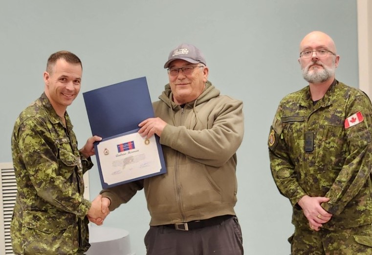 Retirement Scroll – (L-R) LCol Jonathan Hallett RPOU(W) CO, Andrew Herman, and CWO Eric Barney, RPOU(W) RSM Photo by MWO Darren Veinot, Det Suffield, SSM
