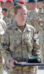 La Capt Whitty apporte le béret du Maj Yannick Pépin juste avant son rapatriement. Le Maj Pépin fut tué par un EEI le 6 septembre 2009 avec le Cpl Jean-François Drouin. Les deux étaient membres du 5e Régiment de Génie du Canada de la Base de Valcarrtier au Québec.