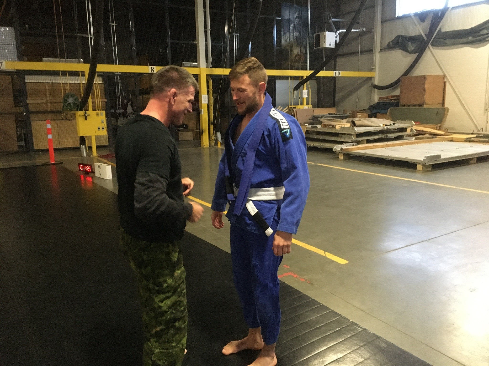 Promotion – LCol Steven Burgess (L) promoted Pte Lucas Forti (R) to the rank of blue belt at 3 PPCLI during his visit to 1 CMBG grappling team in 2019