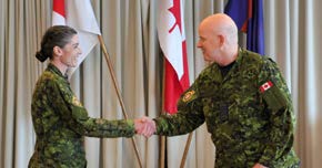 MCpl Sleen receives a Commander’s Coin from Colonel Henley // Le cplc Sleen reçoit un médaillon du commandant des mains du colonel Henley