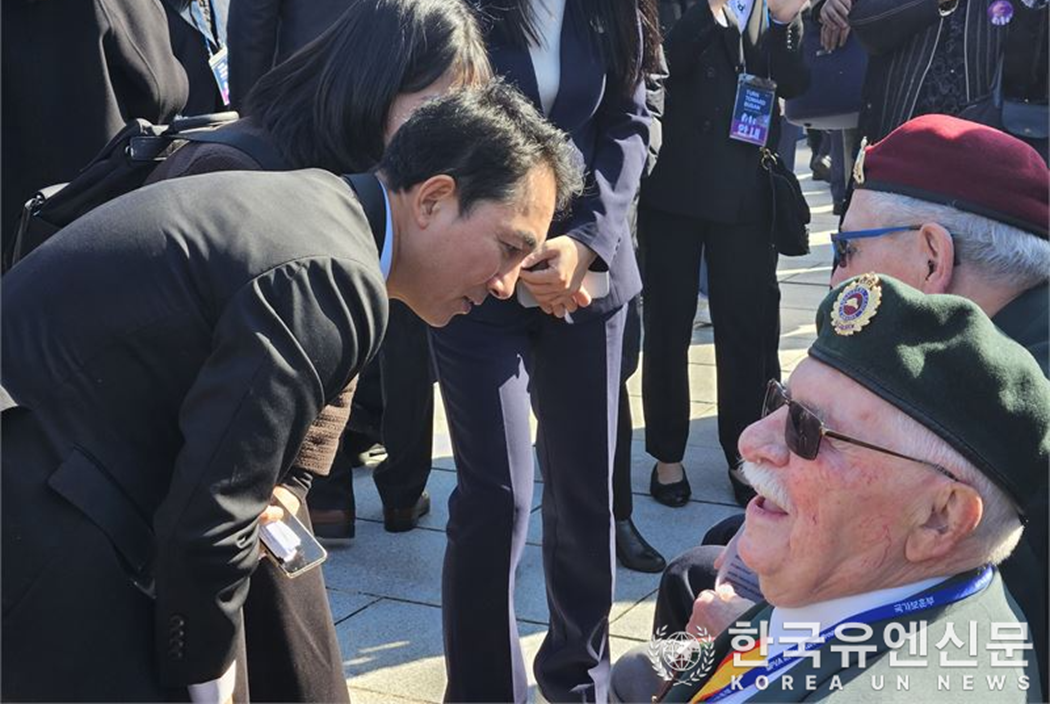 Major Ralph De Coste (Ret'd) speaking with Park Minshik, Minister of Patriots and Veterans Affairs