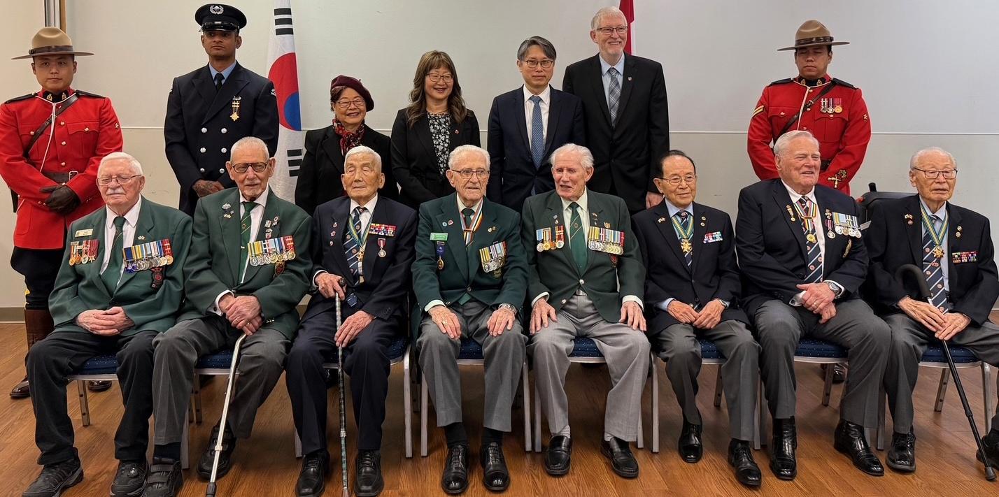 Seated in the front row from left Ralph De Coste, Royal Canadian Engineers; Doug Germaine, Royal Canadian Engineers; Jai Boong Kim, Korea radio specialist Royal Canadian Army Corps of Signals; Ted Adye, Princess Patricia’s Canadian Light Infantry; Leo Valentine, Royal Canadian Engineers; Woo Seok Lee, ROK Marine Corps; Ron Foyle, Royal Canadian Navy; and Tae Young Ki, ROK Army. Also receiving the King George III medals were (rear row) left Thomas Gucake, Princess Patricia’s Canadian Light Infantry and Burna
