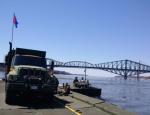 35 CER members transport an MSVS vehicle on a floating bridge set up on the St. Lawrence River // Les membres du 35e RGC transportent un véhicule MSVS sur un pont flottant monté sur le Fleuve St-Laurent. Photo : Lt Isabelle Provost