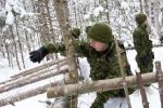 Cpl David Houde builds a lean-to during the winter warfare course conducted at Lake Hayes // Le cpl David Houde construit un appentis lors du cours de guerre hivernale qui s’est déroulé au Lac Hayes. Le cpl David Houde construit un appentis lors du cours de guerre hivernale qui s’est déroulé au Lac Hayes. (Photo: Lt Isabelle Provost)