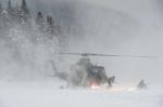 Engineers perform a helicopter insertion on Lake Hayes during Ex DÉMINEUR POLAIRE. // Les ingénieurs effectuent une insertion en hélicoptère sur le Lac Hayes lors de l’ex DÉMINEUR POLAIRE. (Photo: Lt Isabelle Provost)