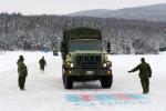 An MSVS crosses the ice bridge built on Lake Hayes during Ex DÉMINEUR POLAIRE. // Un MSVS traverse la piste de glace préparée sur le Lac Hayes lors de l’ex DÉMINEUR POLAIRE. (Photo: Lt Isabelle Provost)