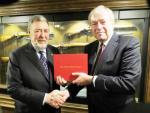 M. Hamilton presents copy to HCol Gil Taylor, Toronto Scottish // M. Hamilton remet un exemplaire du livre au Col hon Gil Taylor du Toronto Scottish Regiment Photo: Sgt Peter Moon