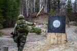 Ex Sapeur Aguerri, a team-building activity designed to promote physical and professional excellence, gave the soldiers a chance to display their talents, demonstrating their firing skills in full combat attire and practising axe throwing and topographical navigation./L’exercice Sapeur Aguerri, une activité de cohésion visant à promouvoir l’excellence physique et professionnelle, a permis aux militaires de montrer leur talent notamment au tir avec l’attirail de combat, au lancer de la hache et à la navigati