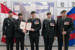 Capt Jobin receives Army Commander's . [CWO Hamilton (Formation CWO), Capt Jobin, Col Errington (Comd CTC), LCol Honig (Cmdt CFSME), CWO Lapointe (SCWO)]