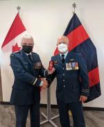MGen K. Horgan presents the CD to Maj R. Dunning. / Le Mgén K. Horgan présente le CD au Maj R. Dunning