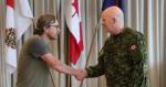 Andrew Twamley receives a Commander’s Coin from Colonel Henley // Andrew Twamley reçoit un médaillon du commandant des mains du colonel Henley