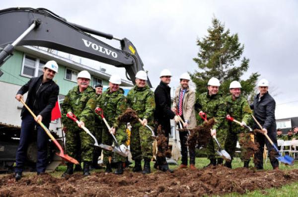 The first shovelfuls of earth are turned during a ceremony marking the official start of construction work on the new 35 CER Armoury // Une première pelletée de terre a été soulevée pour souligner le début des travaux de construction du nouveau manège militaire du 35 RGC à Sainte-Foy. Photo Lt Isabelle Provostin Sainte-Foy. Photo: Lt Isabelle Provost