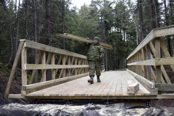A bridge was built in Rockwood Park for the local community during Exercise Nihilo Sapper in November 2015. // Un pont a été construit au parc Rockwood pour la communauté locale par 4 RAG. Photo: l’Adj Jerry Kean