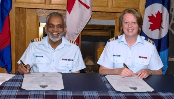 4CES HCol Ajaz Quraishi and 4CES CO Maj Megan Kavanagh signing the Scroll of Appointment // Le Col hon Ajaz Quraishi du 4e Esc GC et le commandant du 4e Esc GC, le major Megan Kavanagh, signent la lettre de nomination de poste