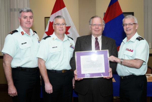 BGen K.D. McQuillan (CAF Chief Military Engineer), CWO K.A. Patterson (CME Branch CWO), Mr. Ken Holmes and BGen S.M. Irwin (Ret’d), CME Colonel Commandant. Presentation date: 7 May 2015//Bgén K.D. McQuillan (Ingénieur militaire en chef des FAC), Adjuc K.A. Patterson (Adjuc de la Branche du GMC), M. Ken Holmes et Bgén S.M. Irwin (à la retraite), colonel commandant du GMC. Date de la remise : le 7 mai 2015