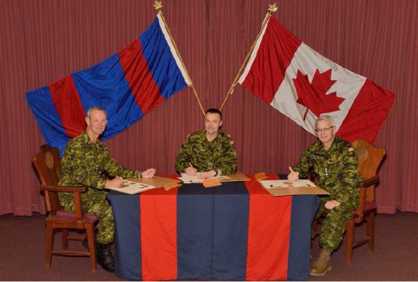 BGen R.W. DesLauriers, OMM, CD, BGen J.S. Sirois, and BGen S.M. Irwin signing the change of appointment certificate // Bgén R.W. DesLauriers, OMM, CD, Bgén J.S. Sirois, et Bgén S.M. Irwin signent le parchemin officiel de la passation