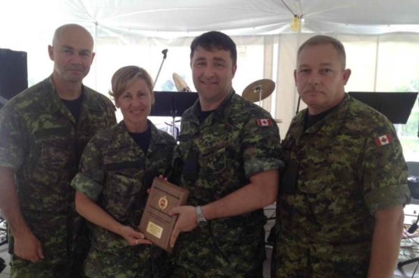 Maj Craig Crawley a été le premier récipiendaire du prix Tracy Braun Memorial Award.  (L-R // G-D)  CWO/Adjuc Gilles Caouette, Col Darlene Quinn, Maj Craig Crawley and/et MWO // Adjum Garnet Knight.