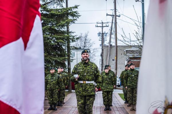 The regiment paraded on the Place des Citoyens in front of City Hall, led by Maj André Desrochers, the commander of 34 CER, Detachment Rouyn-Noranda./Le Régiment a défilé sur la Place des citoyens devant l’hôtel de ville, mené par le Maj André Desrochers, commandant du Détachement de RouynNoranda du 34e RGC.