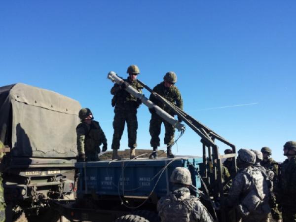 2 Troop setting up the MICLIC // 2 Tp prépare le MICLIC