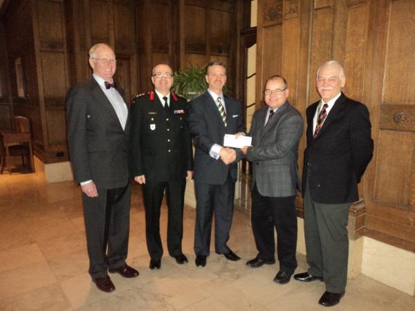 De gauche a droite, David Burke, le colonel Richard Dickson, M. Sean Hogue, Gilles Guignard, et Dave Carney.