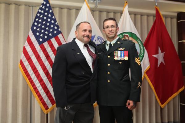 Canadian Army combat engineer Jeff Veinot (right) was on hand as civilian military contractor Richard Cicero (left) received the Defense Freedom Medal // ’ingénieur de combat de l’Armée canadienne Jeff Veinot (à droite) était sur place quand le contracteur militaire civil Richard Cicero (à gauche) a reçu la Defense Freedom Medal de la U.S. Army le 11 septembre 2015. Photo prise par le caporal Jordan Belser, United States Central Command