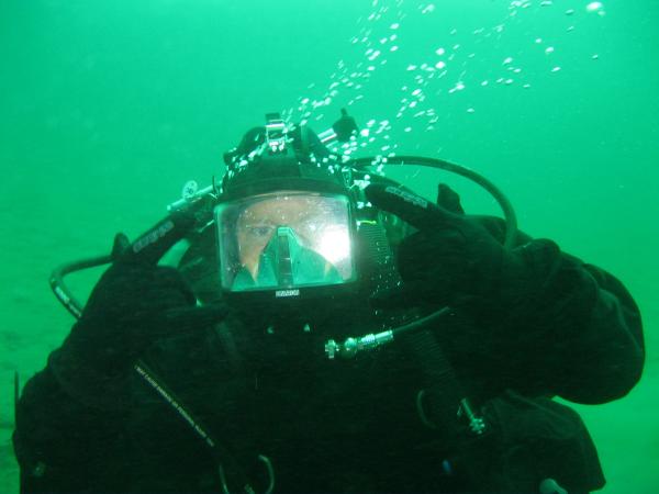 WO Oliver diving near Kingston, ON. // Adj Erica Oliver plongée près de Kingston