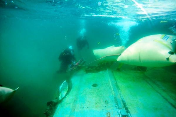 Canadian Army divers perform an aircraft recovery task on August 8, 2011 during Operation NANOOK 2011. Photo: Master Seaman Peter Reed. ©2011 DND/MDN Canada.