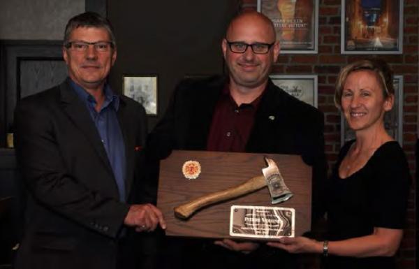 Mr. Voisine is presented with a plaque by Mr. Gaétan Morinville, CFFM, and Col Darlene Quinn// M. Voisine a reçu une plaque, présentée par M. Gaétan Morinville, DSIFC, et le Col Darlene Quinn