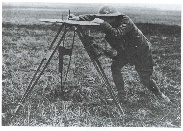A Canadian surveyor sights a bearing with a traverse table alidade during the First World War. After the war, hundreds of trained surveyors applied their skills to mapping Canada. // Un arpenteur canadien établit un azimut à l’aide d’une table de point pendant la Première Guerre mondiale. Après la guerre, des centaines d’arpenteurs qualifiés ont mis leurs compétences à profit pour cartographier le Canada.